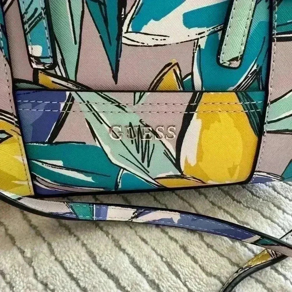 Guess purse - Picture 2 of 9